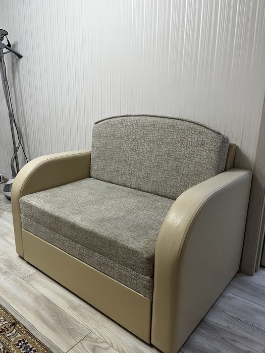 Продам ртличный диван, центр города