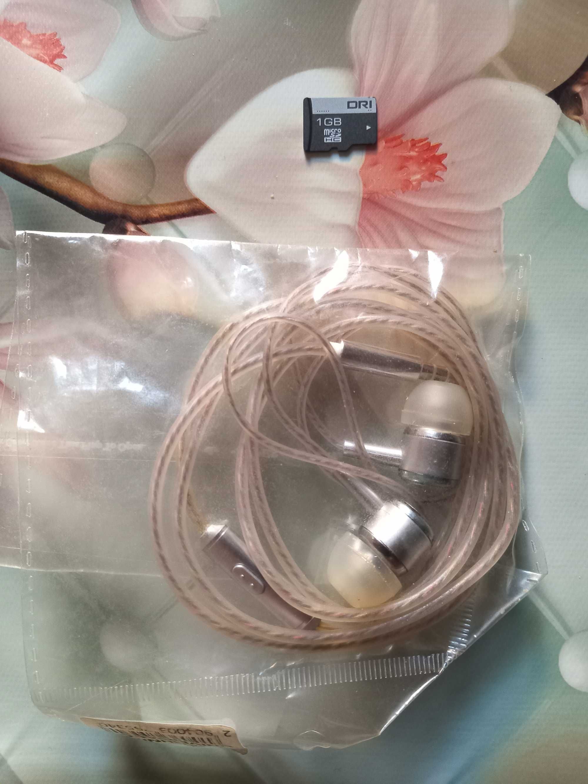 1 GB micro fleshka, naushnik va rement sotiladi.