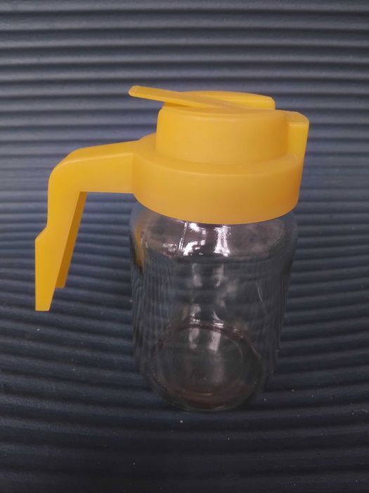 Буркан с дръжка и дозатор за мед или др.