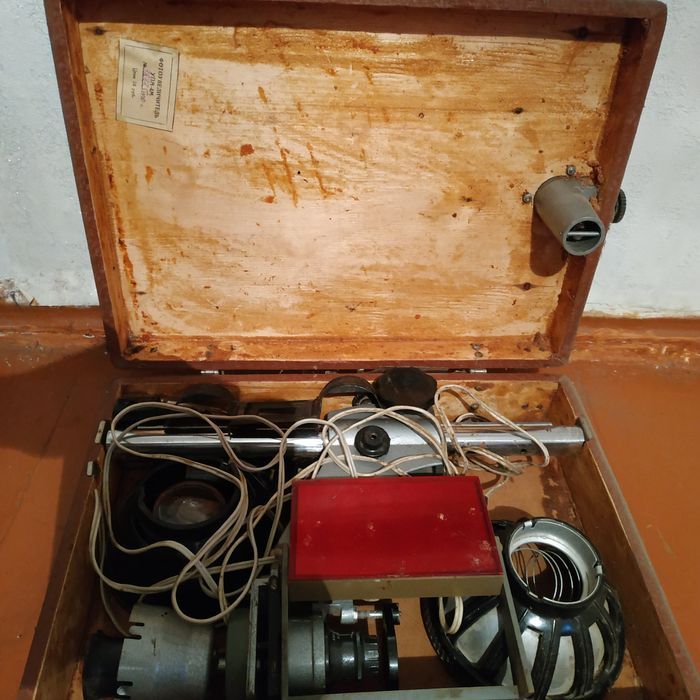 Аппарат для проявления фотографий.И фотоаппарат