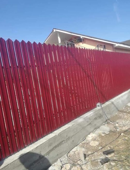 Construim garduri din sipca metalica, tabla cutata, plasa bordurata