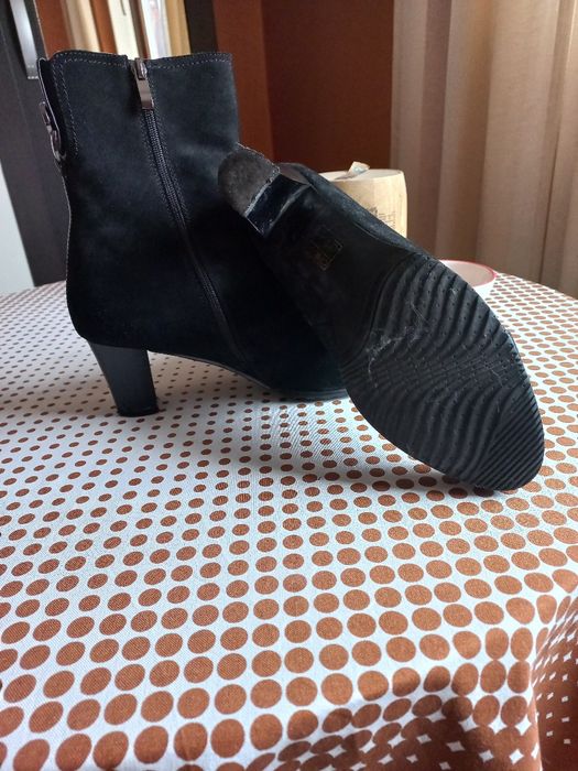 Дамски черни боти от естествен велур и кожа.