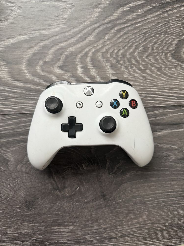 Xbox one s + контролер и игри