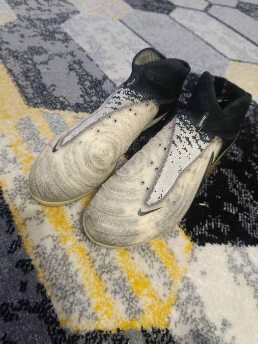 Ghete fotbal Nike phantom luna II elite cu săculeț.    Stare buna