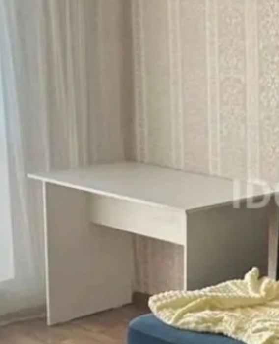 Стол белый письменный