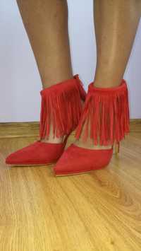 Чисто нови червени секси обувки с ресни