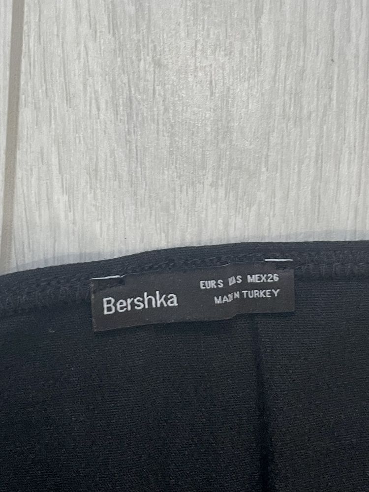 Черна мини рокля Bershka