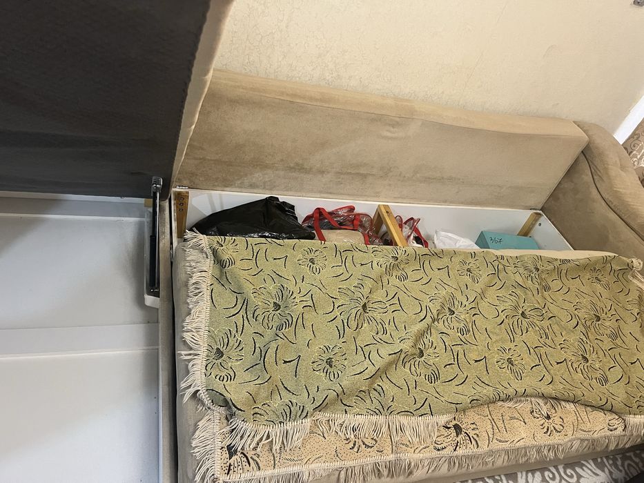 Угловой диван в хорошем состоянии