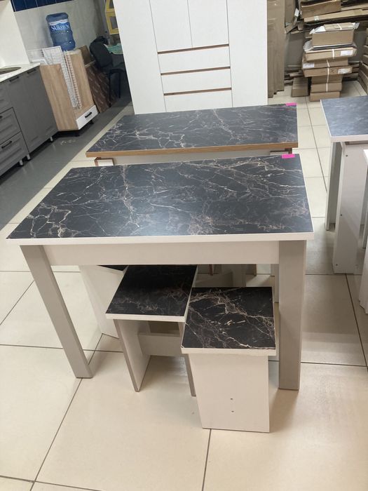 Стол обеденный и 4 табурета комплект новый в асортименте