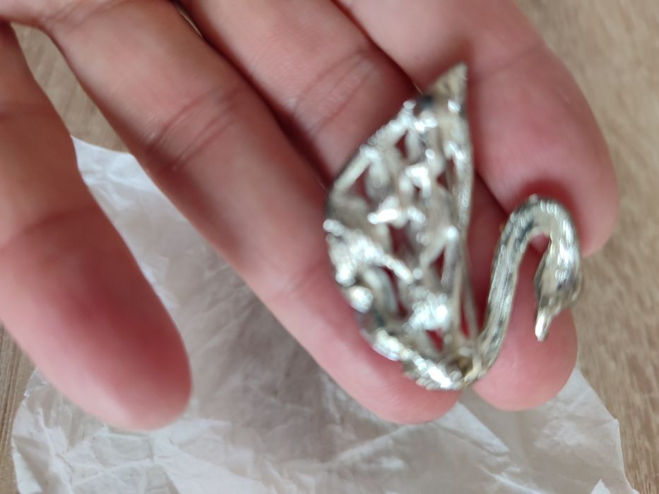 Брошь со стразами