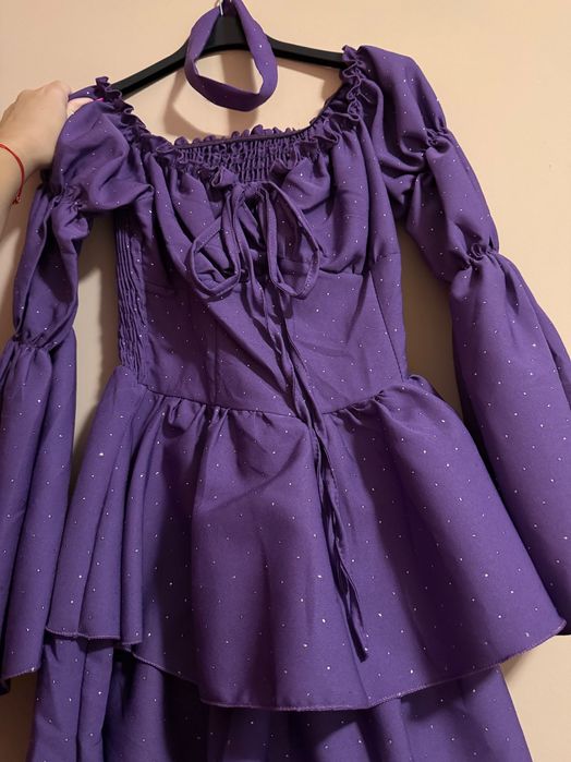 Продавам рокля с чокър