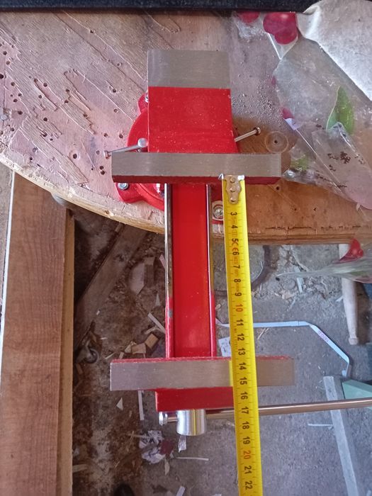 Vând menghina de banc