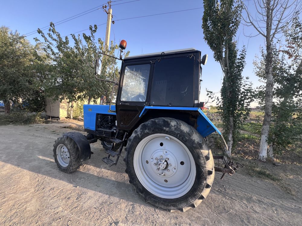 Traktor 82.1 sotiladi.
