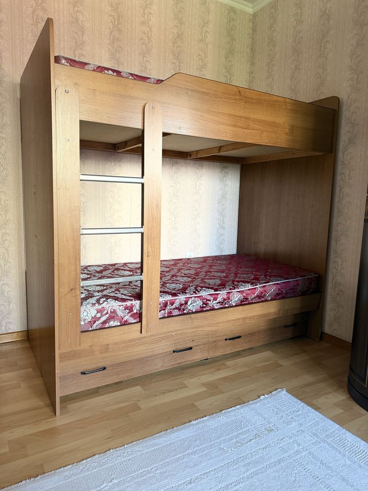продаю двухъярусную  кровать