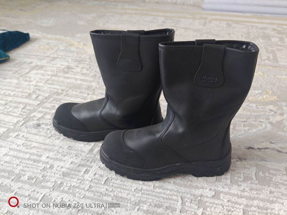 Продам совсем новые зимние сапоги  Dapro 40 размер