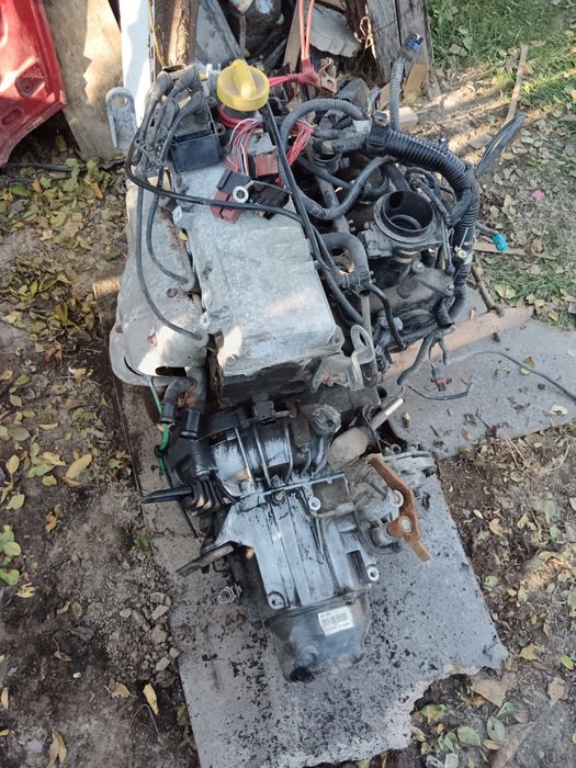 Vând piese Logan 1,4