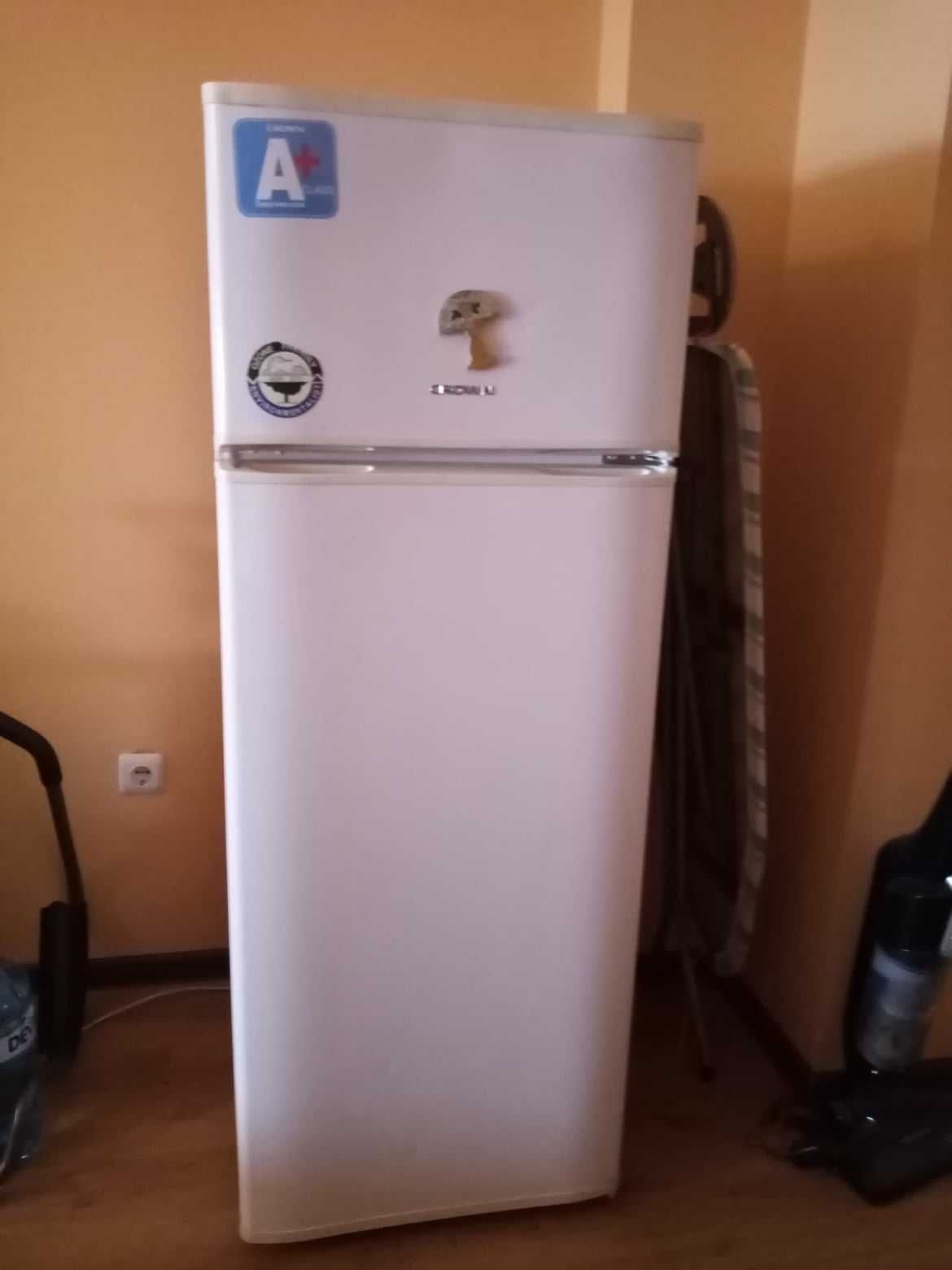 хладилник CROWN почти нов!