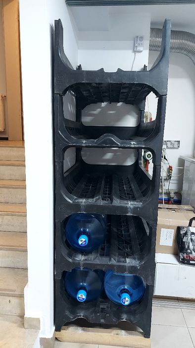 Vând suport / rastel pentru bidoane de apa 20l + 6 bidoane pline noi