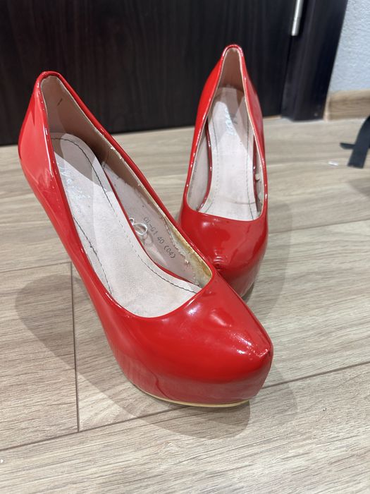 Високи червени токчета