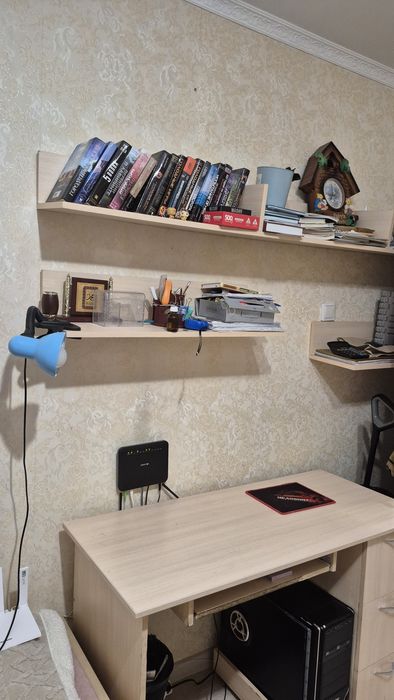 Продам письменный столик  с навесными полками