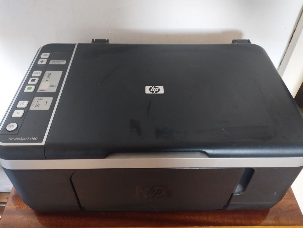 Продавам копирен център HP Deskjet F4180