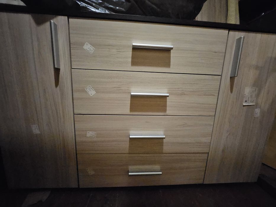 Скринов шкаф с 4 чекмеджета и 2 врати – цвят дъб. Отлично състояние.