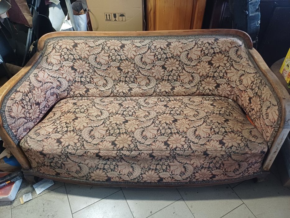 Винтидж диван от дърво