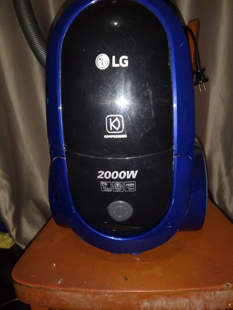 Продам два пылесоса один LG  а второй робот работает  пылесос б/у недо