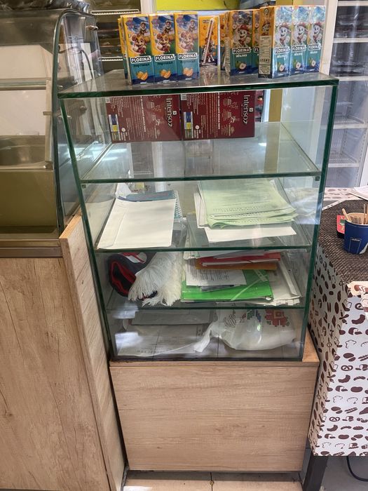 Продавам хладилна+топла витрина