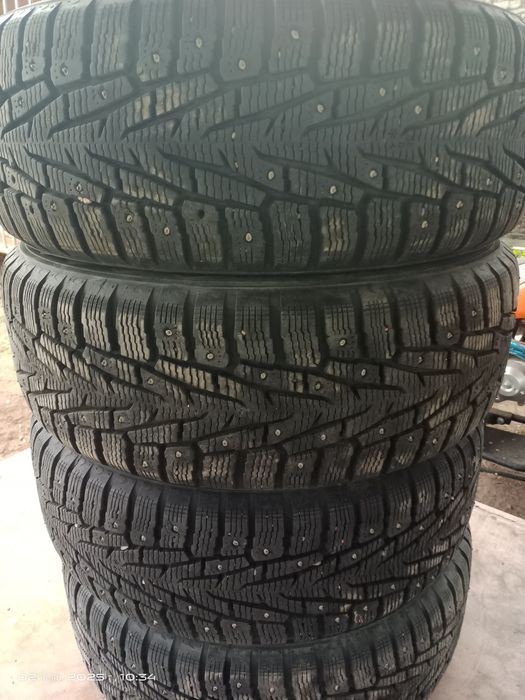 Продам зимние шипованные шины Nokian