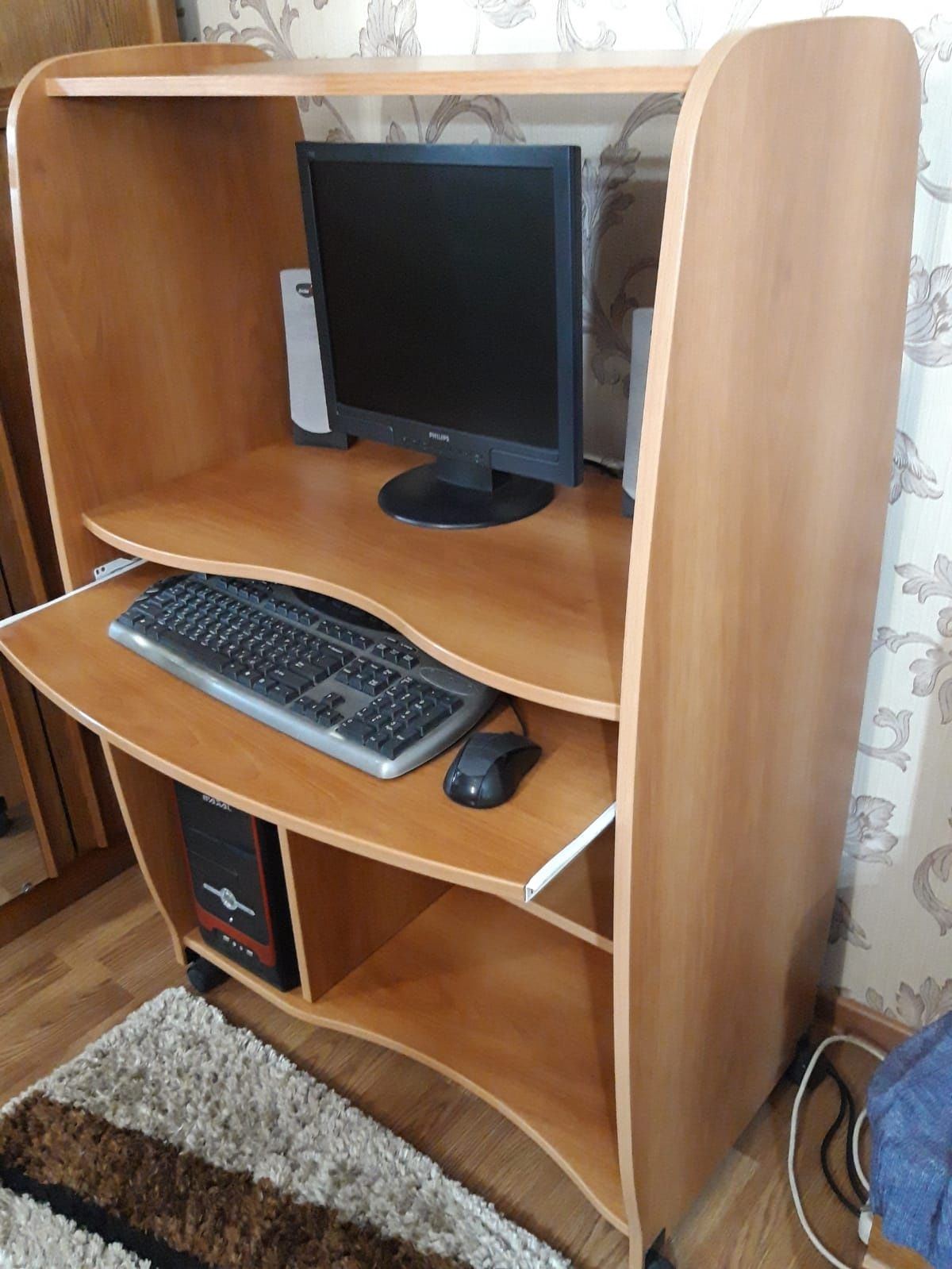 Продам компьютерный стол с компьютером, можно раздельно.