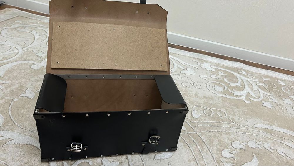 Продается голландская новый кожаный сундучок