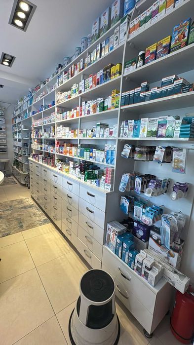 Vând mobilier farmacie complet – stare excelentă