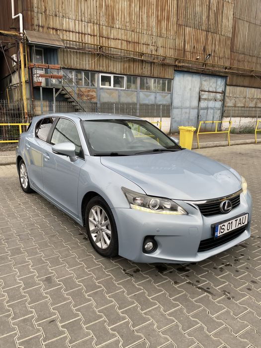 Lexus ct 200h.