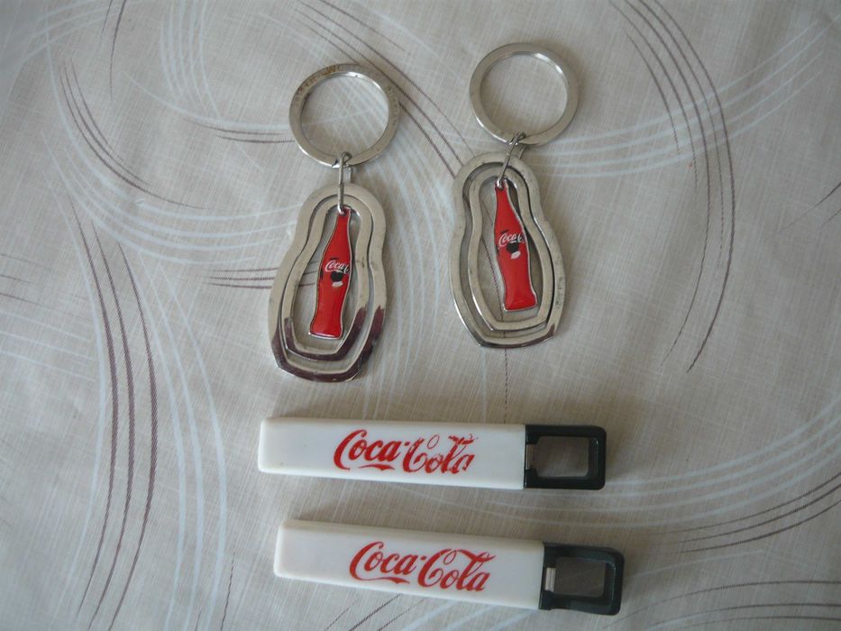 Различни неща с надпис Кока-Кола