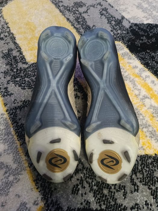 Ghete fotbal Nike phantom luna II elite cu săculeț.    Stare buna