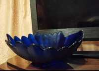 Продам хрустальную конфетницу "Листик" из синего стекла ссср