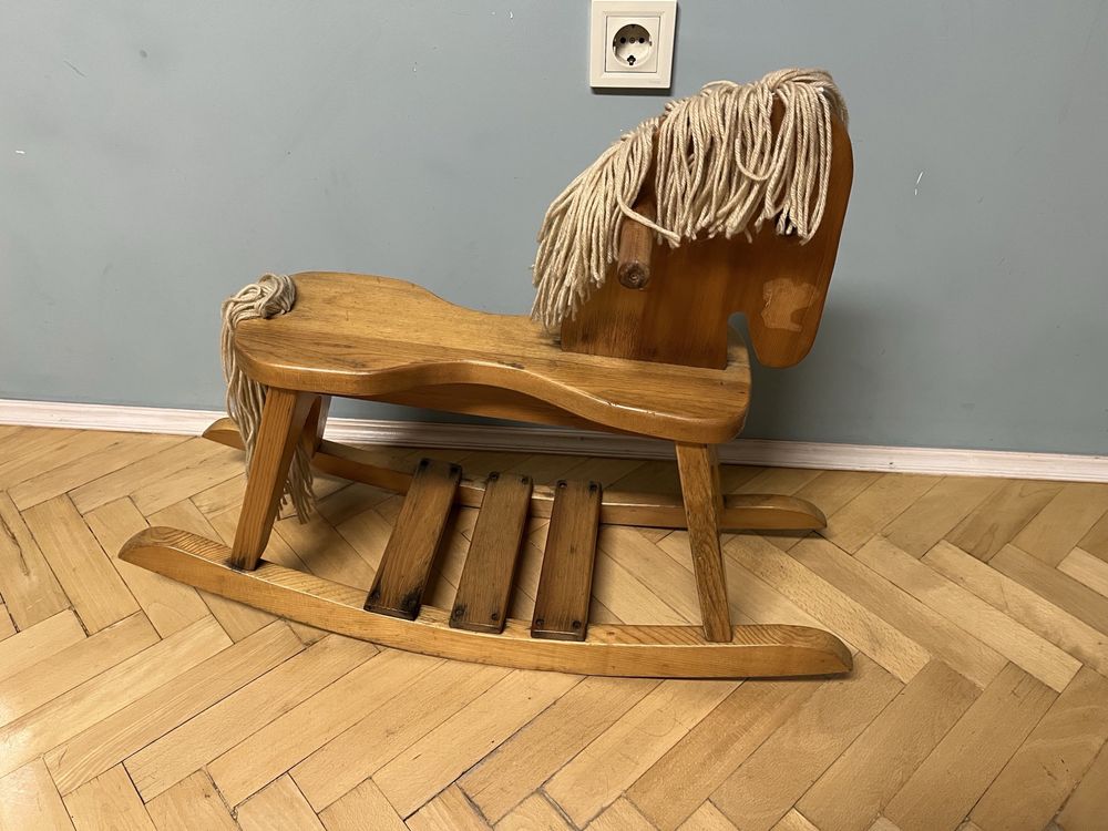Винтидж дървено люлеещо конче