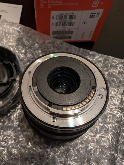Sony E11mm F1.8 чисто нов