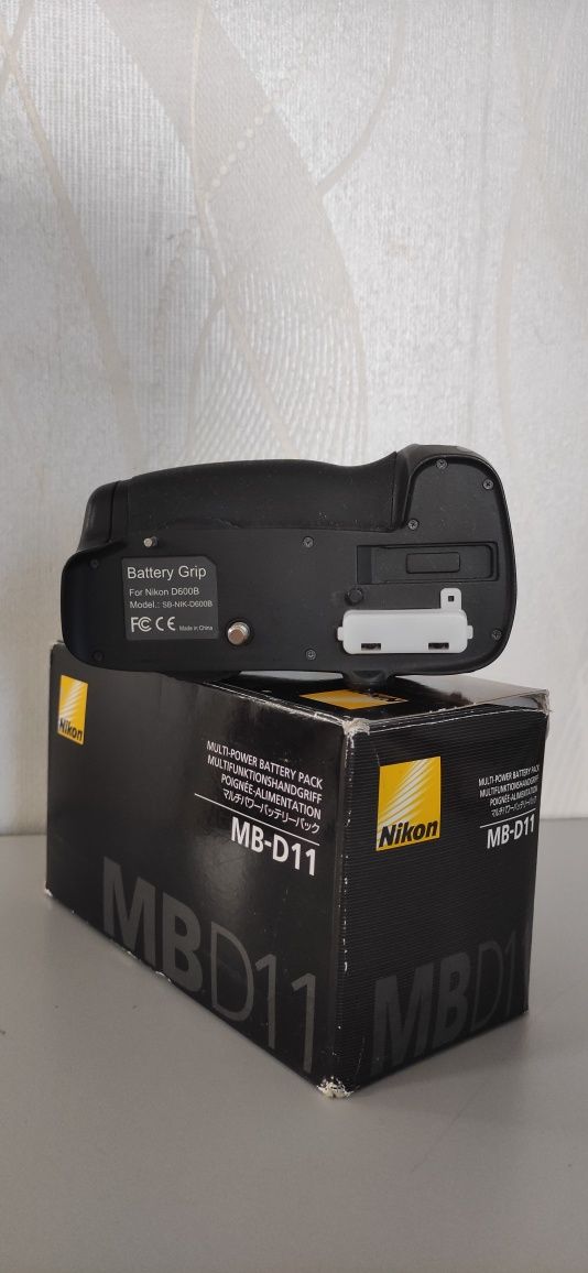 Батарейный блок Nikon MB-D14