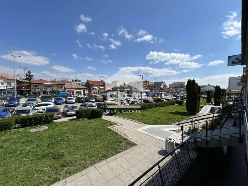 Търговски обект под наем на централна локация в кв. Надежда