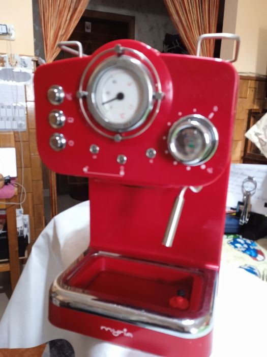 Preso de cafea culoare rosie aproape noua..