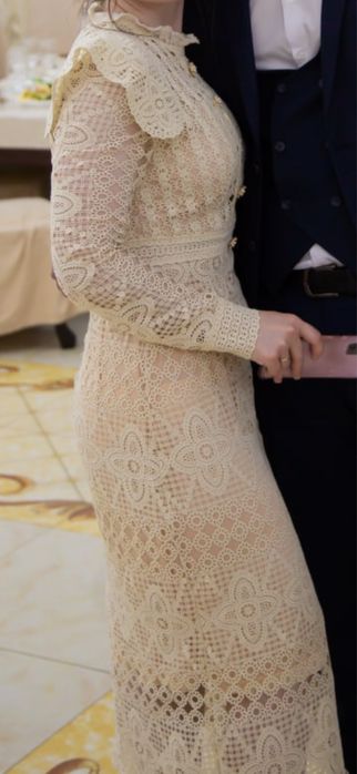 нежное платье цвет бежевый, размер S