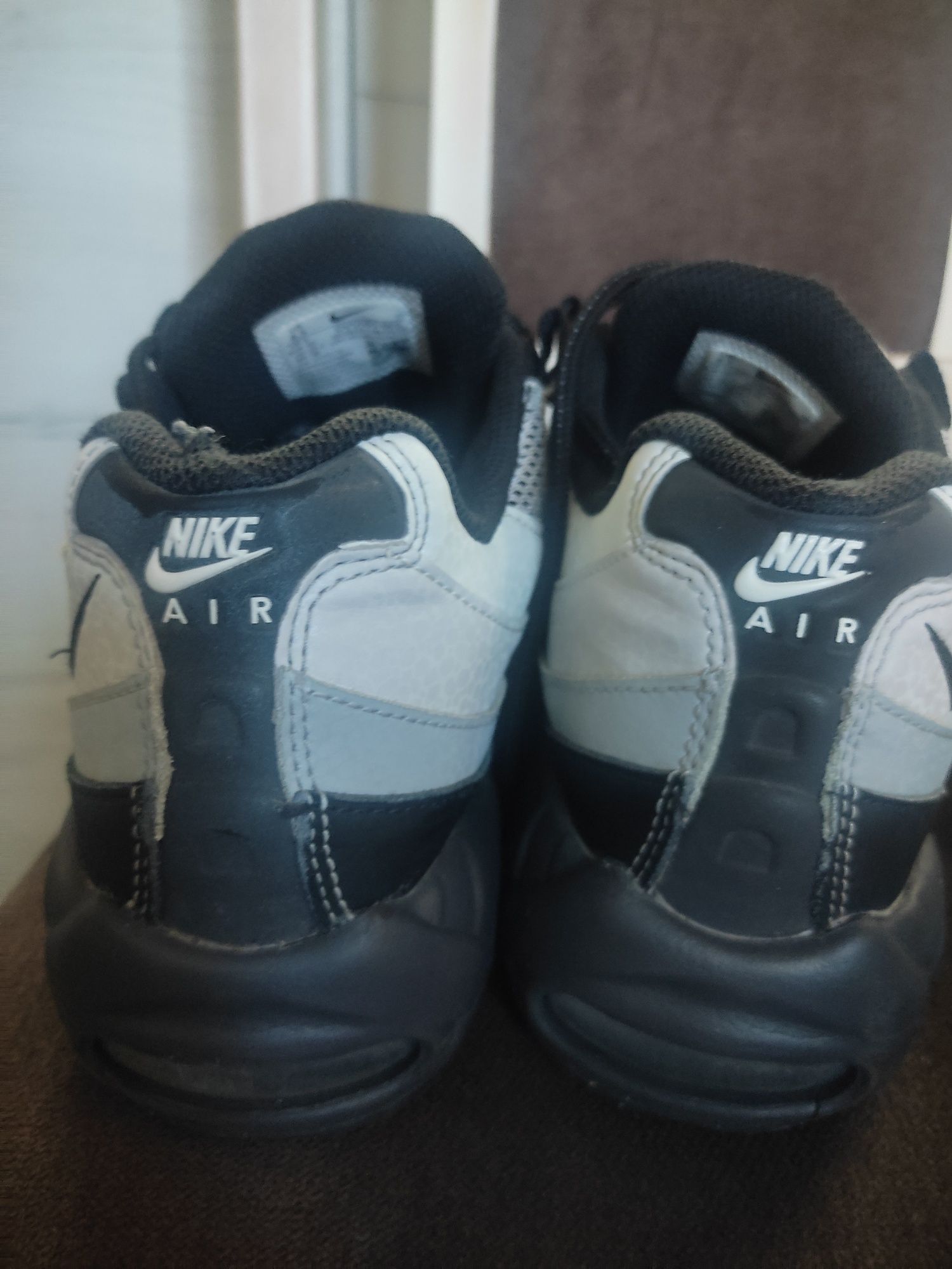 Nike Air Max 95,кожа и текстил 37/5също бели и черни номер 40