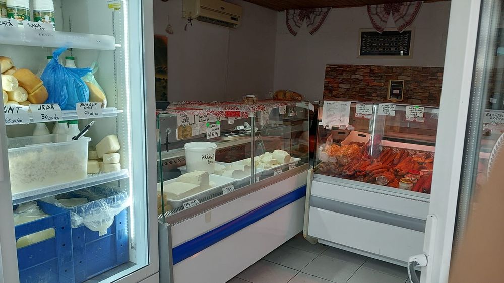 Vând 2 vitrine geam drept Igloo