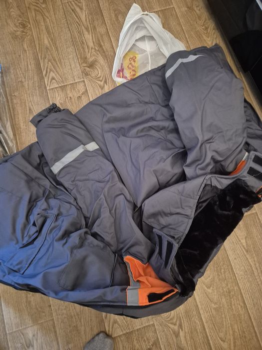 Куртка 56-58 размер с капюшоном новая