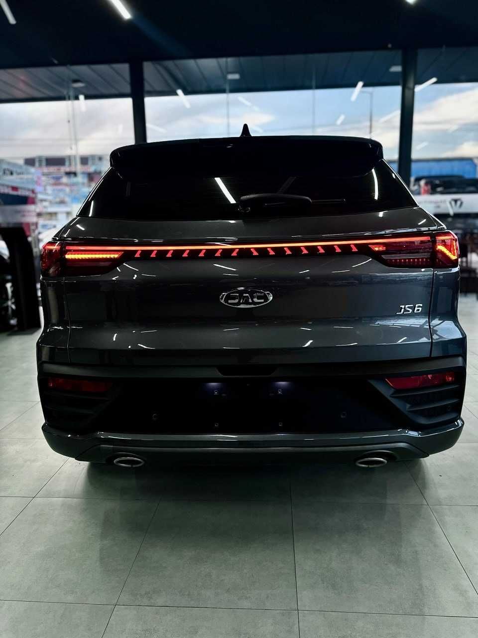 JAC JS 6 Krasovver avtomobili