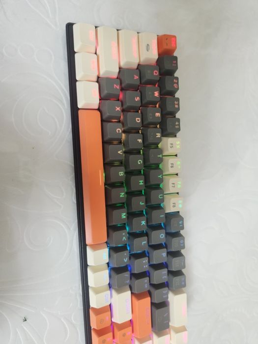 Esonne Keyboard mechanical 68 keys rgb yengi