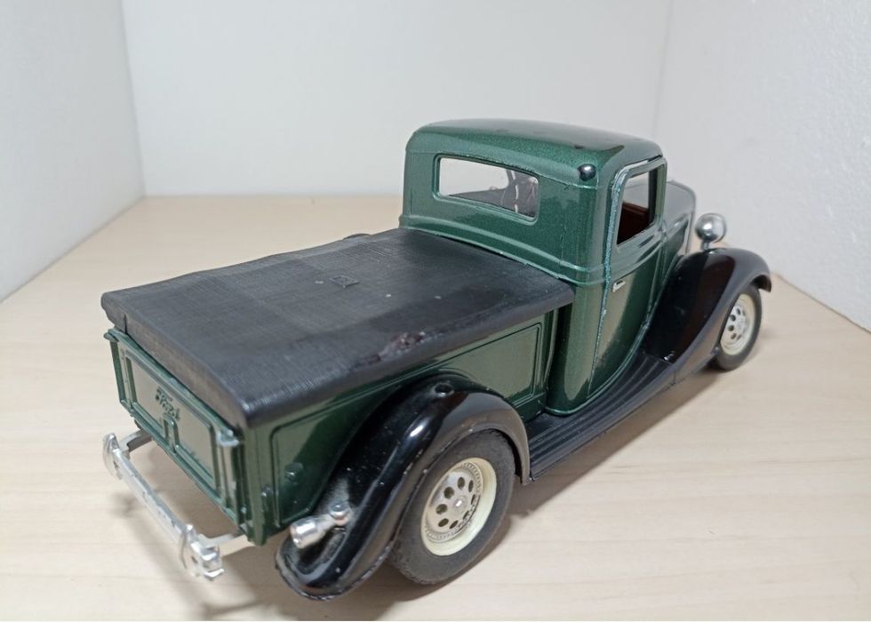 Ford V8 
Scara 1:19
solido 

Pozele reflectă realitatea. Se vinde exac