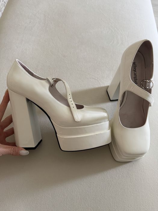 Бели лачени обивки с ток